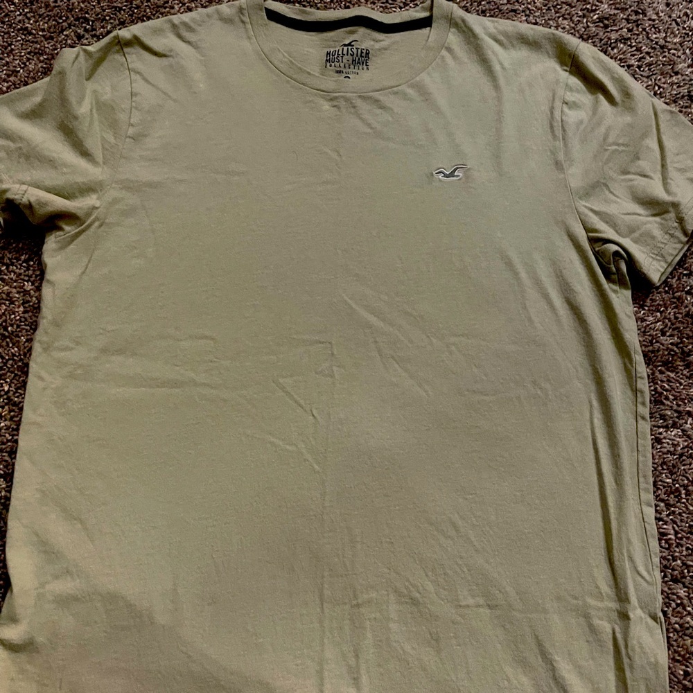 Hollister men’s medium tee.